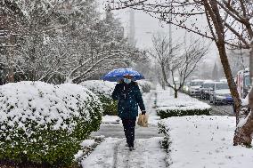 Heavy Snow Hit Central And Eastern China