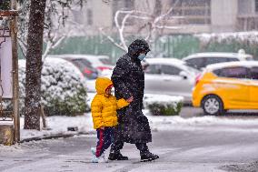 Heavy Snow Hit Central And Eastern China