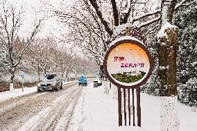 Heavy Snow Hit Central And Eastern China