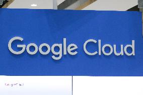 Google Cloud Japan signage and logo