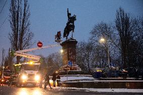 Dismantling Mykola Shchors monument in Kyiv