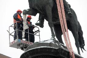 Dismantling Mykola Shchors monument in Kyiv