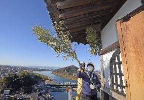 Year-end cleanup at central Japan castle