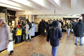 Transport problems at Lybidska metro station in Kyiv