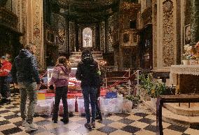 Watiting Santa Lucia Tradition In The 13 December Night - Bergamo