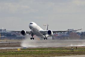 First test flight of a Lufthansa Airbus A350-941 in Toulouse