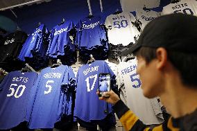 Baseball: Ohtani's No. 17 Dodgers jerseys