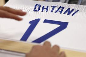 Baseball: Ohtani's No. 17 Dodgers jersey