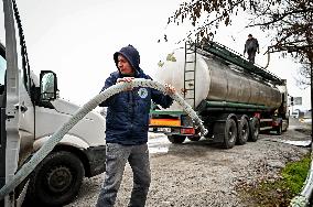 Volunteers deliver drinking water to Zaporizhzhia