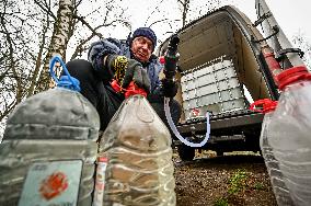 Volunteers deliver drinking water to Marhanets