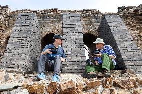 CHINA-BEIJING-GREAT WALL-FATHER AND SON-RESEARCH (CN)