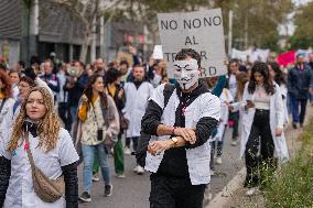 Catalan Public Health Workers Cut The Coastal Round Of Barcelona.