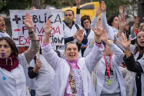 Catalan Public Health Workers Cut The Coastal Round Of Barcelona.