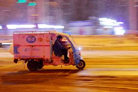 Courier Working Braves Snow in Beijing