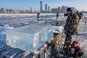 CHINA-HEILONGJIANG-HARBIN-ICE COLLECTING (CN)