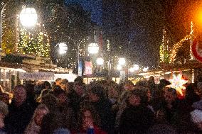 Christmas Shopping Crowd In Duesseldorf