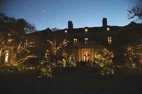 U.S.-CALIFORNIA-WOODSIDE-FILOLI-LIGHT DECORATIONS