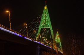 HUNGARY-BUDAPEST-MEGYERI BRIDGE-CHRISTMAS DECORATIONS