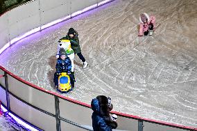 Open-air skating rink opens in Zaporizhzhia
