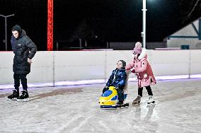 Open-air skating rink opens in Zaporizhzhia