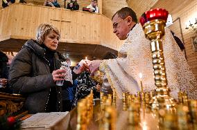 Plast members hand over Bethlehem Peace Light to believers in Zaporizhzhia