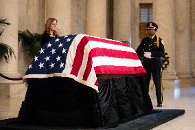 Justice Sandra Day O’Connor lies in repose at the Supreme Court