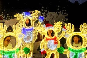 INDONESIA-SURABAYA-CHRISTMAS-LIGHT SHOW