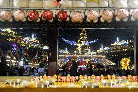 INDONESIA-SURABAYA-CHRISTMAS-LIGHT SHOW