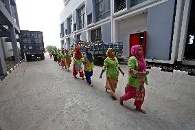 Garment Workers Head To Factory - Dhaka