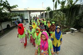 Garment Workers Head To Factory - Dhaka