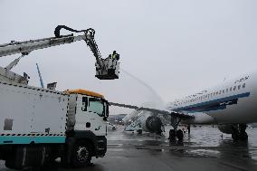 Hangzhou Xiaoshan International Airport Passenger Aircraft Deicing