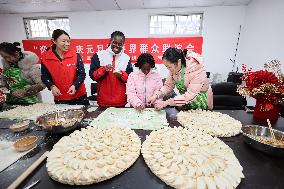 Foreigners Experience Chinese Folk Making Dumplings