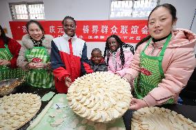Foreigners Experience Chinese Folk Making Dumplings