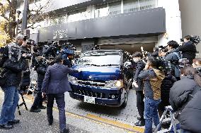 Prosecutors search offices of LDP factions mired in funds scandal