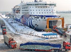 Vehicles Enter Passenger Roll Boat in Yantai