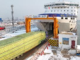 Vehicles Enter Passenger Roll Boat in Yantai