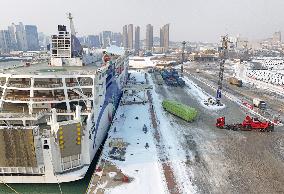 Vehicles Enter Passenger Roll Boat in Yantai