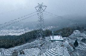 CHINA-ANHUI-SNOWY WEATHER-POWER TRANSMISSION LINES-MAINTENANCE WORKERS (CN)