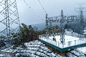 CHINA-ANHUI-SNOWY WEATHER-POWER TRANSMISSION LINES-MAINTENANCE WORKERS (CN)