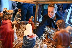 Marion Marechal Inaugurates A Town Hall Nativity Scene - Chaumontel