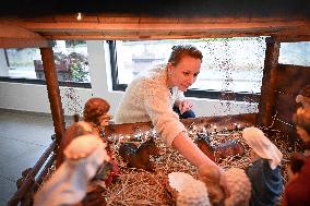 Marion Marechal Inaugurates A Town Hall Nativity Scene - Chaumontel