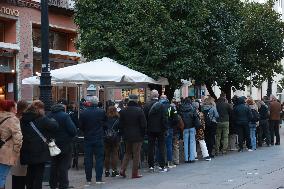 Long Queues To Buy The Last Christmas Lottery Tickets - Seville