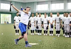 Baseball: Ichiro coaches high school players