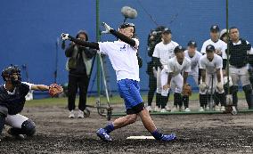 Baseball: Ichiro coaches high school players