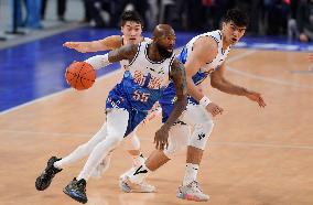 (SP)CHINA-URUMQI-BASKETBALL-CBA-XINJIANG VS SHANGHAI (CN)