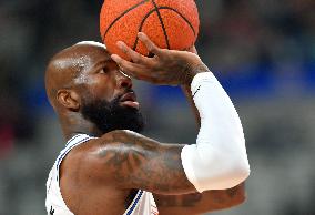 (SP)CHINA-URUMQI-BASKETBALL-CBA-XINJIANG VS SHANGHAI (CN)