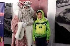 Illuminated Santa Claus Traveling  On  The Mexico City Metro