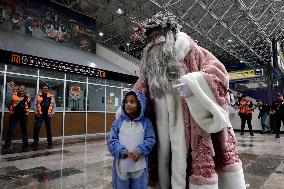 Illuminated Santa Claus Traveling  On  The Mexico City Metro