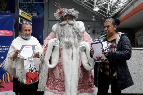 Illuminated Santa Claus Traveling  On  The Mexico City Metro