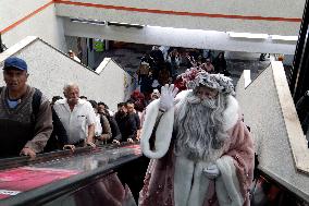 Illuminated Santa Claus Traveling  On  The Mexico City Metro